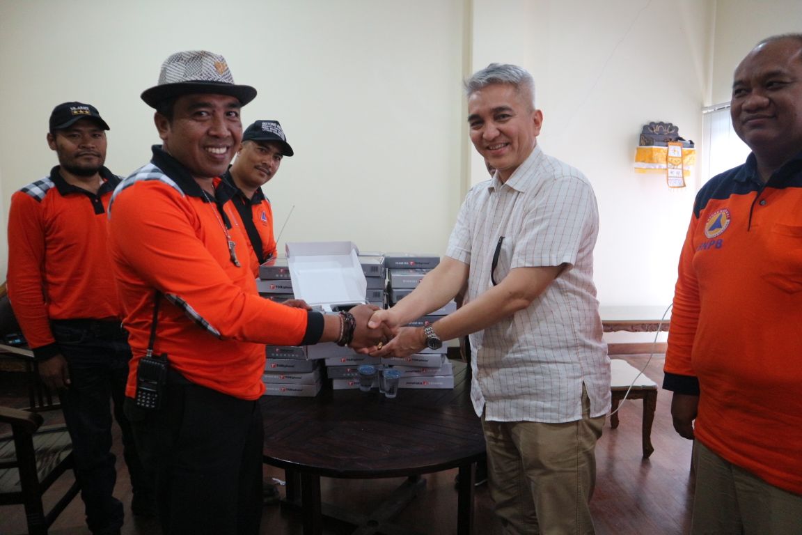 Kementerian ESDM Serahkan Bantuan  HT kepada Relawan Gunung Agung