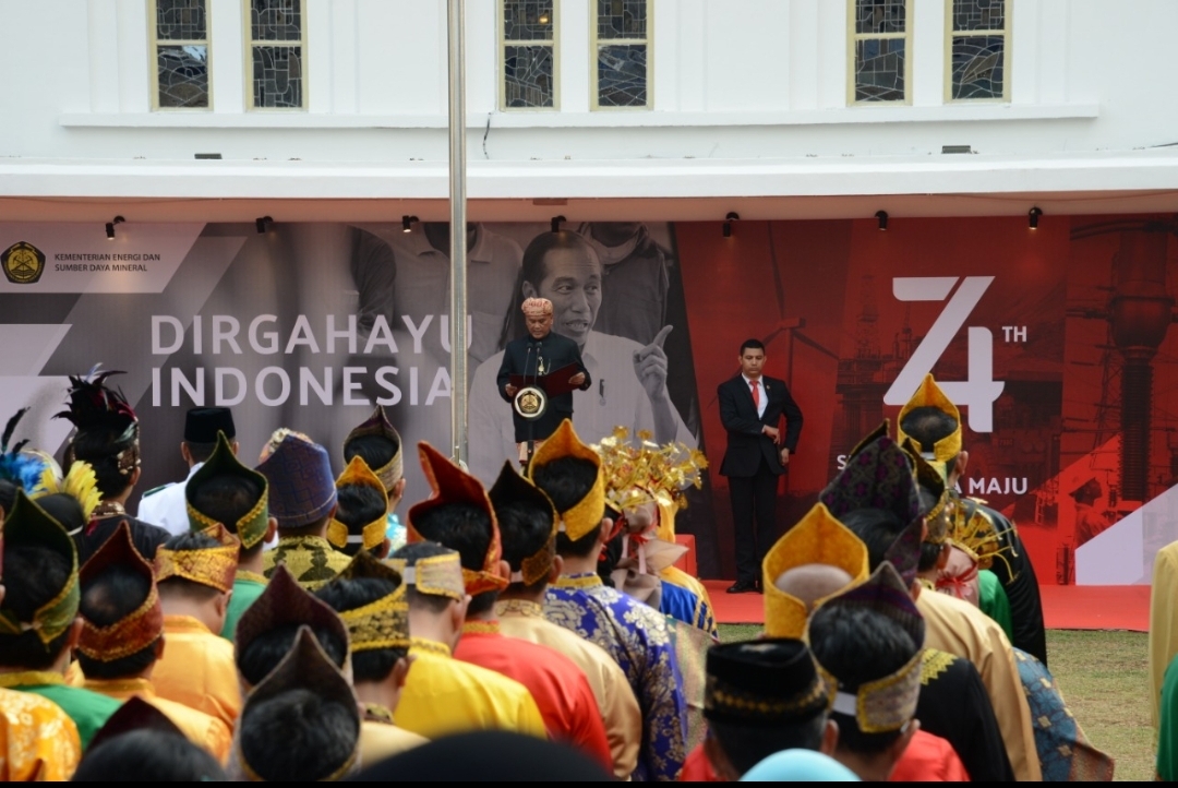 Kenakan Baju Adat Daerah, Sekjen Ego Pimpin Upacara Kemerdekaan