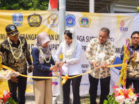 Kolaborasi Pemerintah Pusat, DPR, Pemda dalam Pembangunan Lampu Surya untuk Jalan Umum di Kabupaten Lamongan dan Gresik