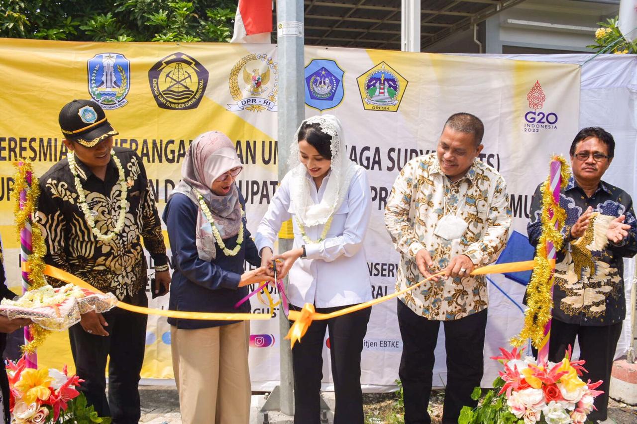 Kolaborasi Pemerintah Pusat, DPR, Pemda dalam Pembangunan Lampu Surya untuk Jalan Umum di Kabupaten Lamongan dan Gresik