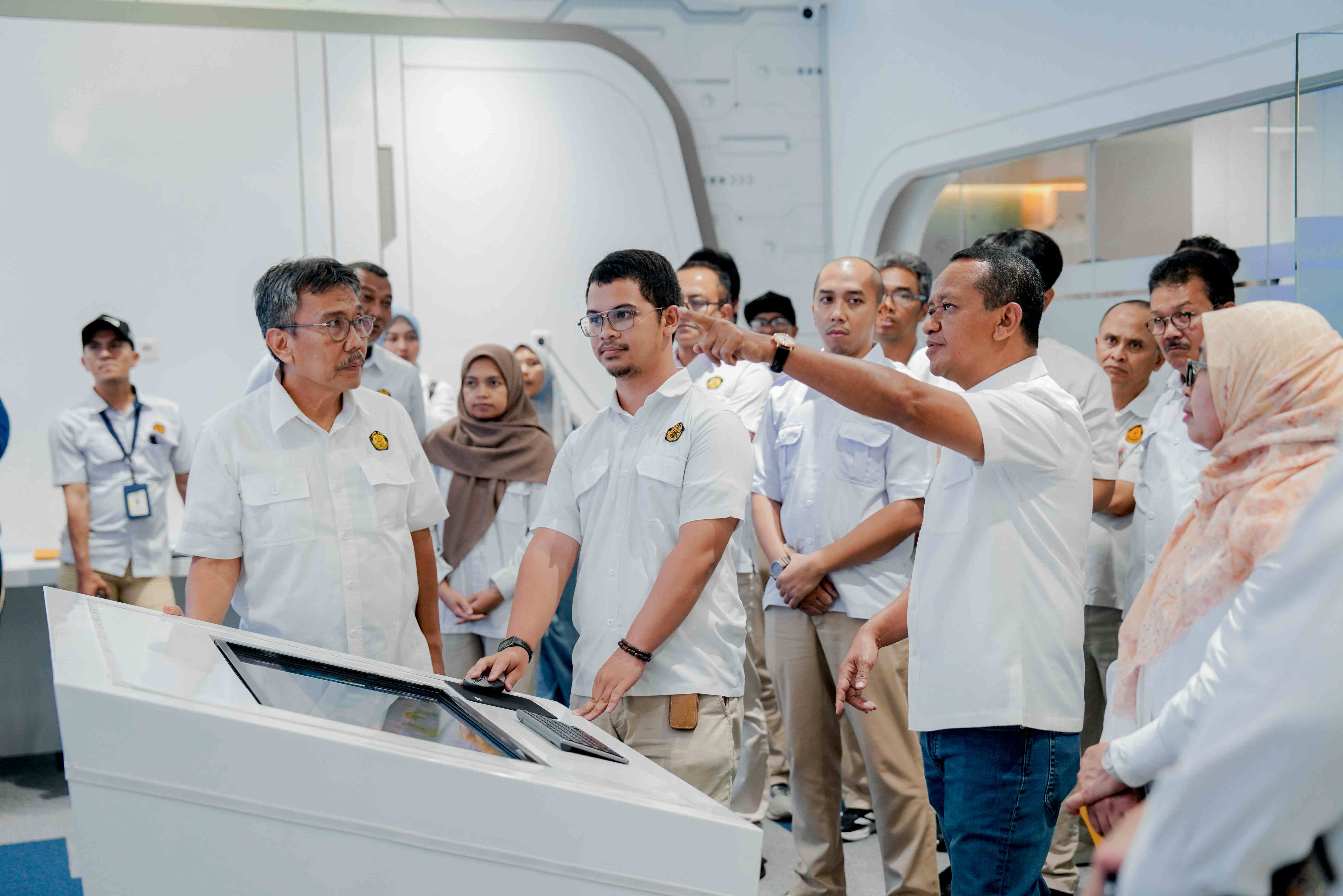 Kunjungi Badan Geologi, Menteri ESDM Sapa dan Apresiasi Kerja Pengamat Gunung Api