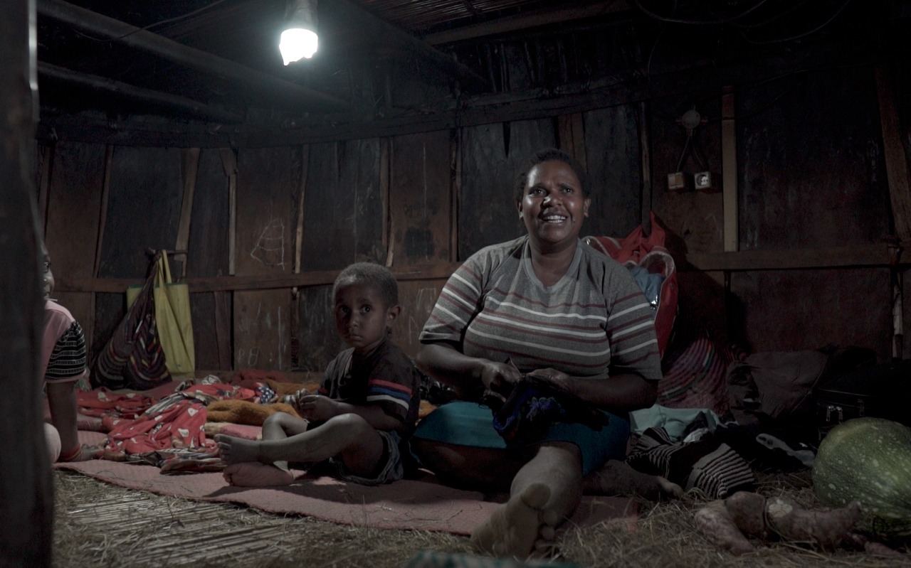 Lampu Surya Hadir, Rejeki Noken Mince Mengalir