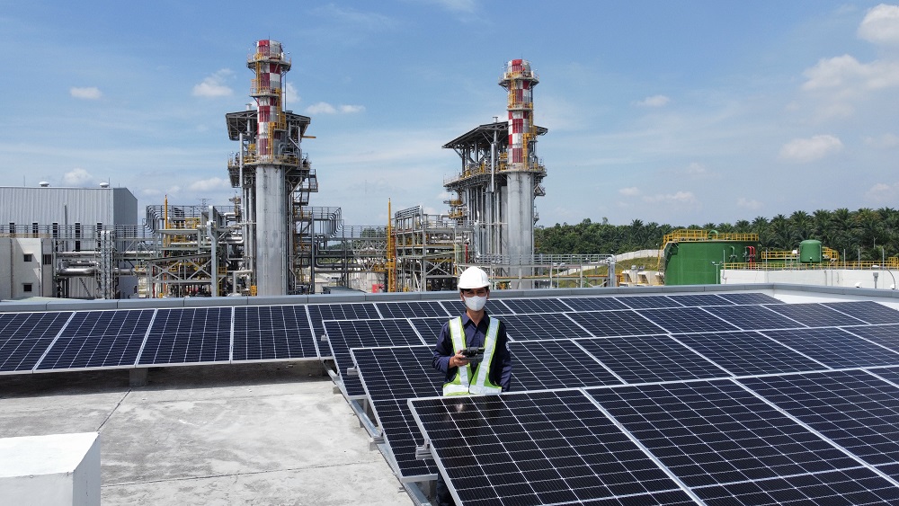 Mahasiswa Gerilya Bantu Instalasi PLTS Atap 47,5 kWp di PLTGU Tenayan Riau