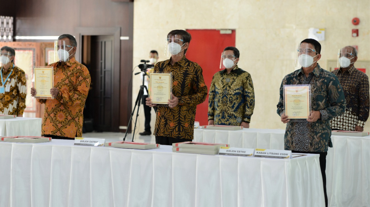 Menteri ESDM Berikan Penghargaan Dharma Karya Energi