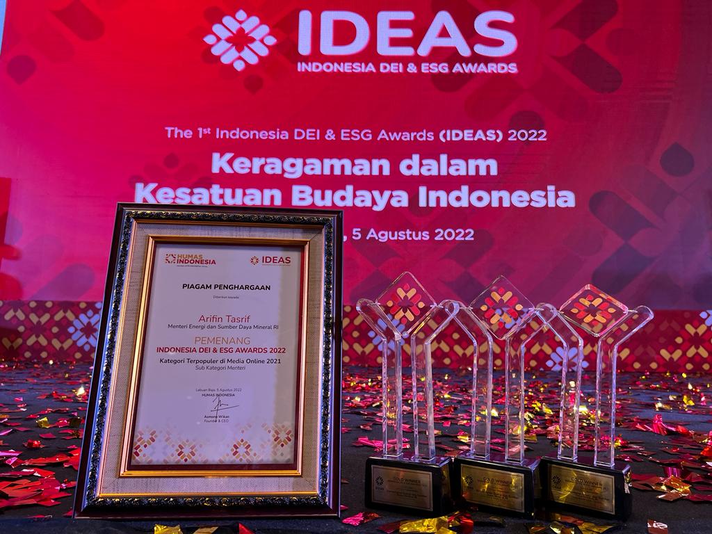 Menteri ESDM Raih Penghargaan Pemimpin Terpopuler di Media Online, Humas Sabet 3 Gold Winner