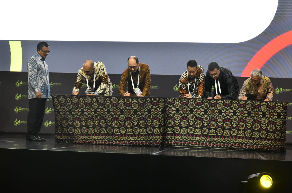 Menteri ESDM Saksikan Penandatanganan Kontrak Kerja Sama WK Akia, Beluga, dan Bengara