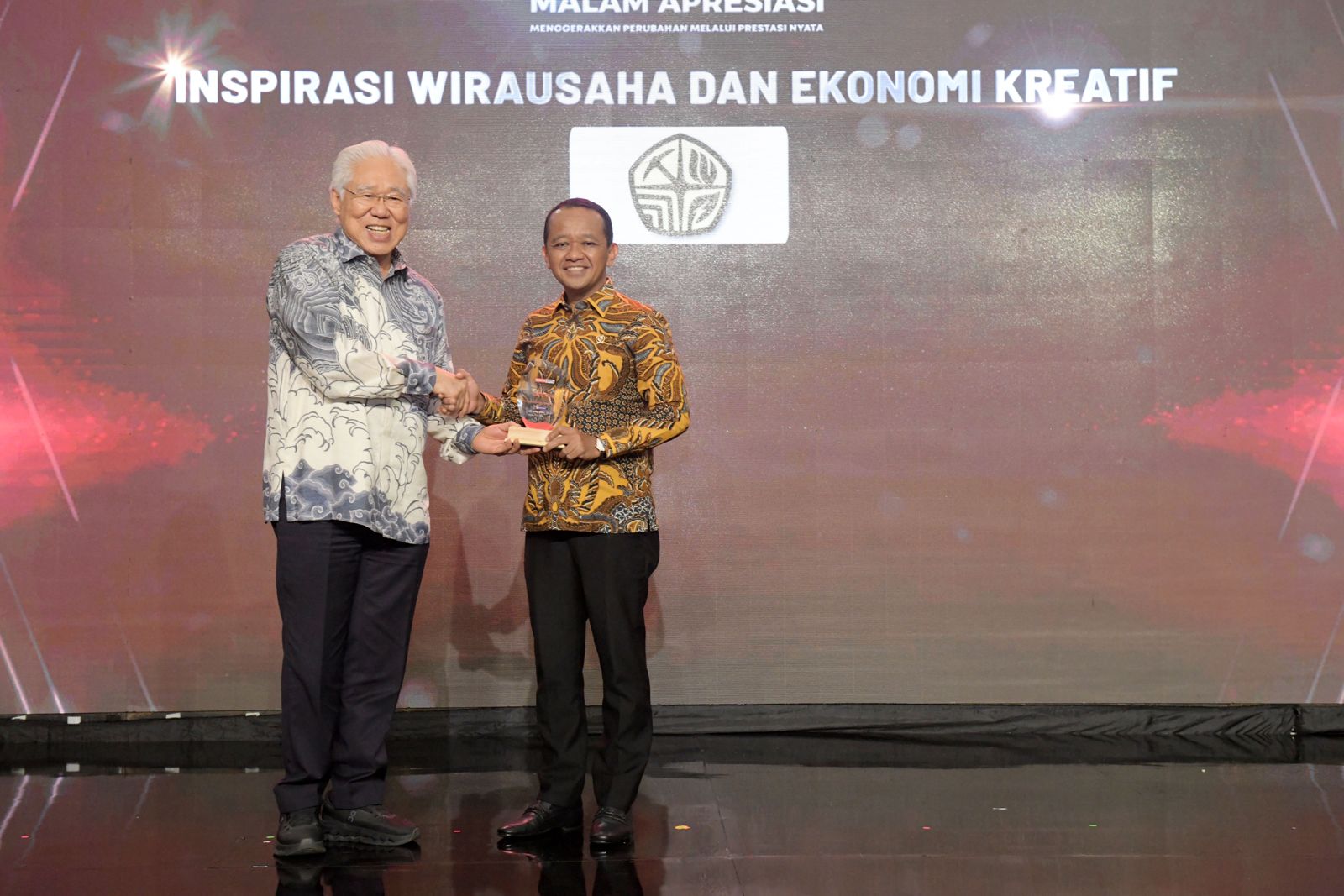 Menteri ESDM Terima Penghargaan Inspirasi Wirausaha dan Ekonomi Kreatif