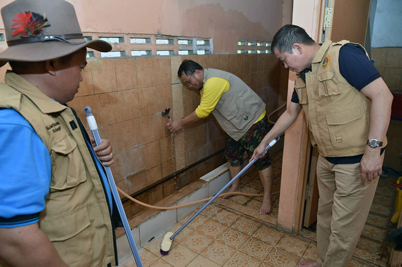 Minister Jonan with Interfaith Youths Cleans-Up a Mosque 