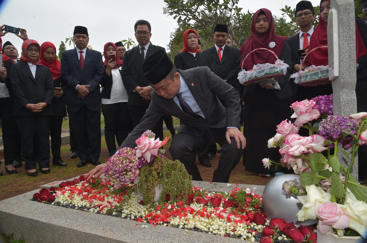 Menteri Jonan Pimpin Upacara Serentak Bagi Para Pahlawan Energi Indonesia