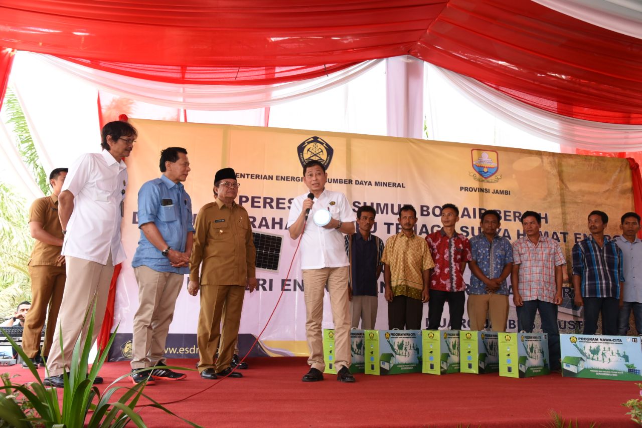 Menteri Jonan Sambangi Jambi Resmikan Sumur Bor dan Bagikan Lampu Surya Gratis Dari APBN