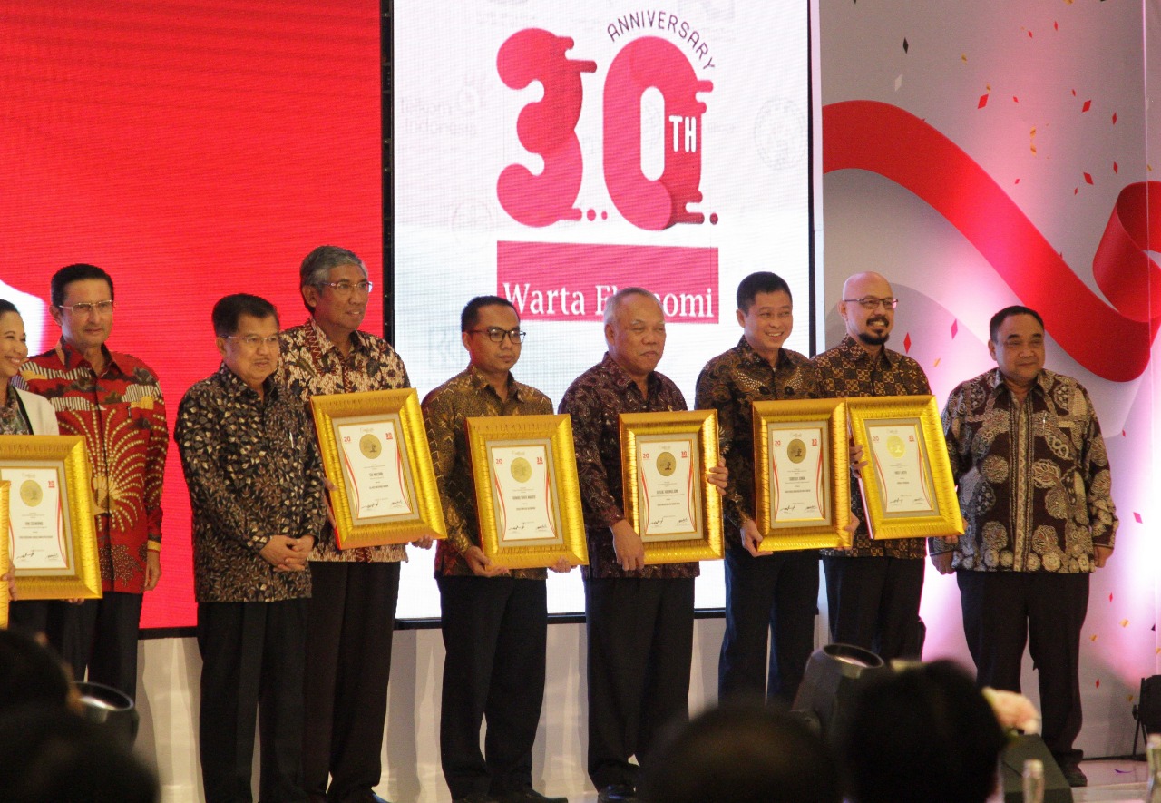 Menteri Jonan Terima Penghargaan Tokoh Energi Berkeadilan Untuk Rakyat