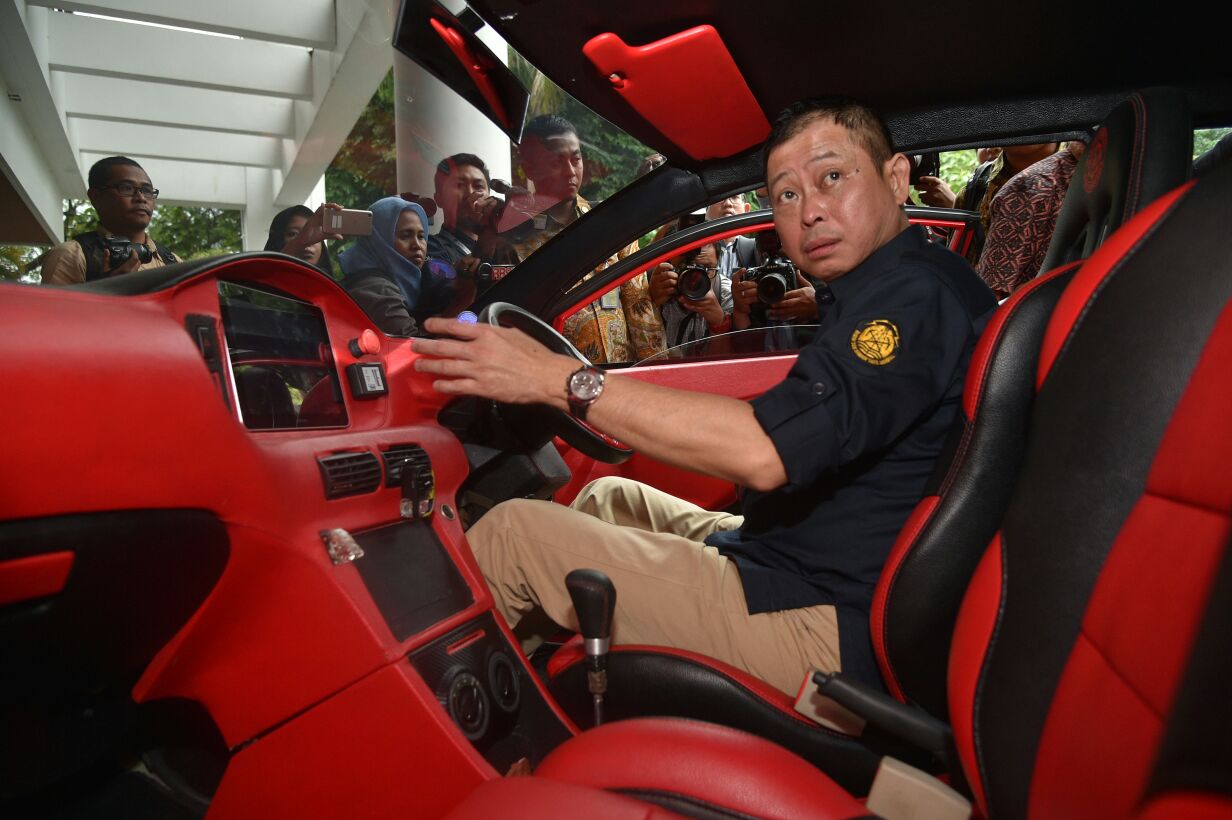 Menteri Jonan Tertarik Jajal Mobil Listrik Besutan Ezzy ITS