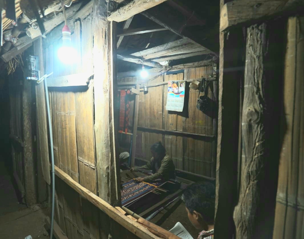 Merdeka dari Gelap, Kini Honarunese Bisa Menenun di Malam Hari