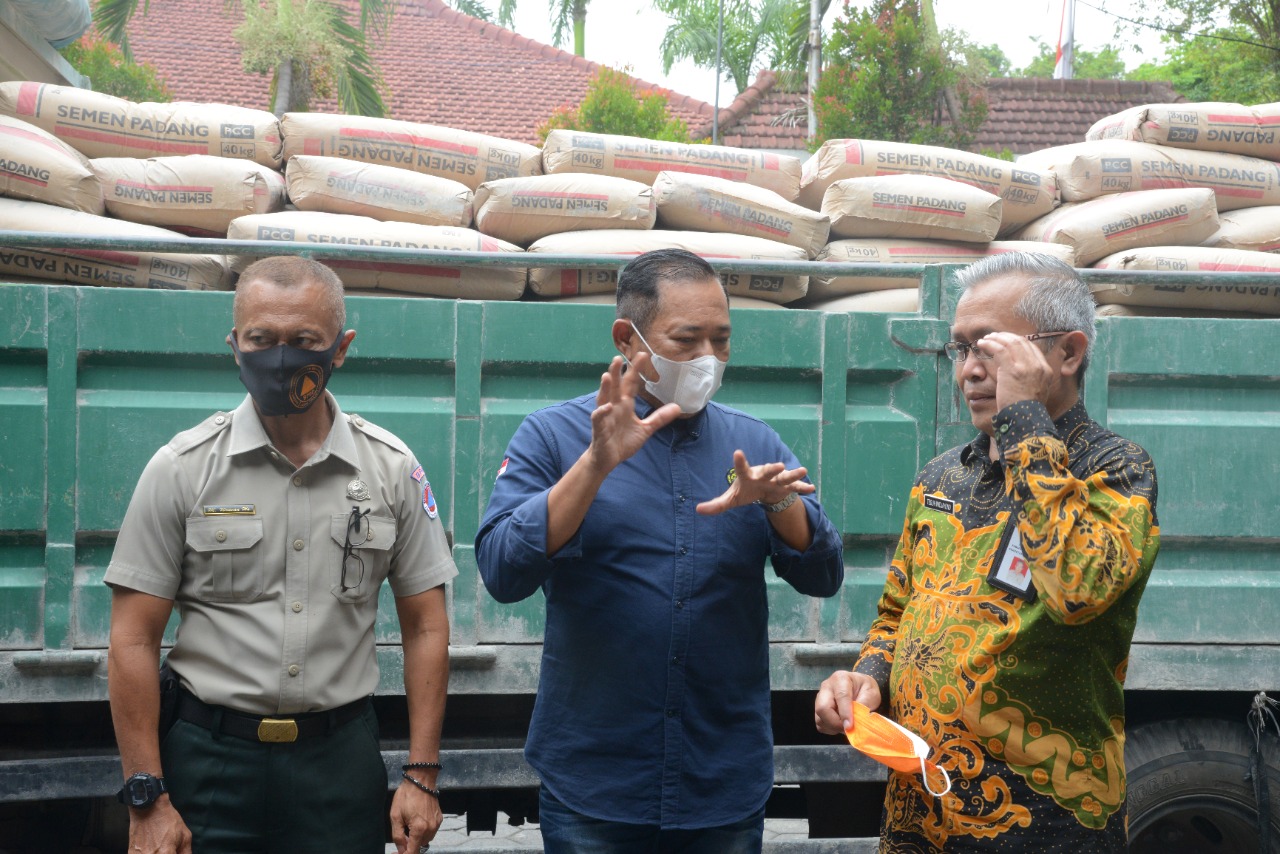 Panitia Natal Sektor ESDM Berbagi Kasih kepada Pengungsi Erupsi Gunung Semeru