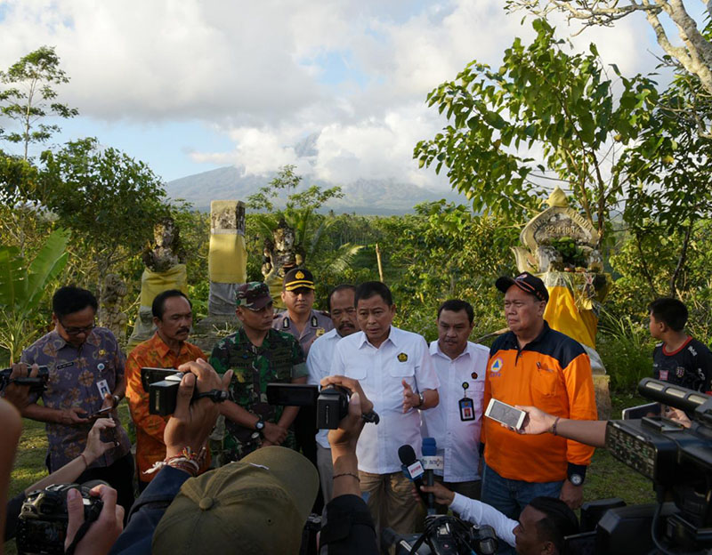 Pantau Aktivitas Gunung Agung, Jonan Himbau Masyarakat di Luar Radius 4 km untuk Kembali