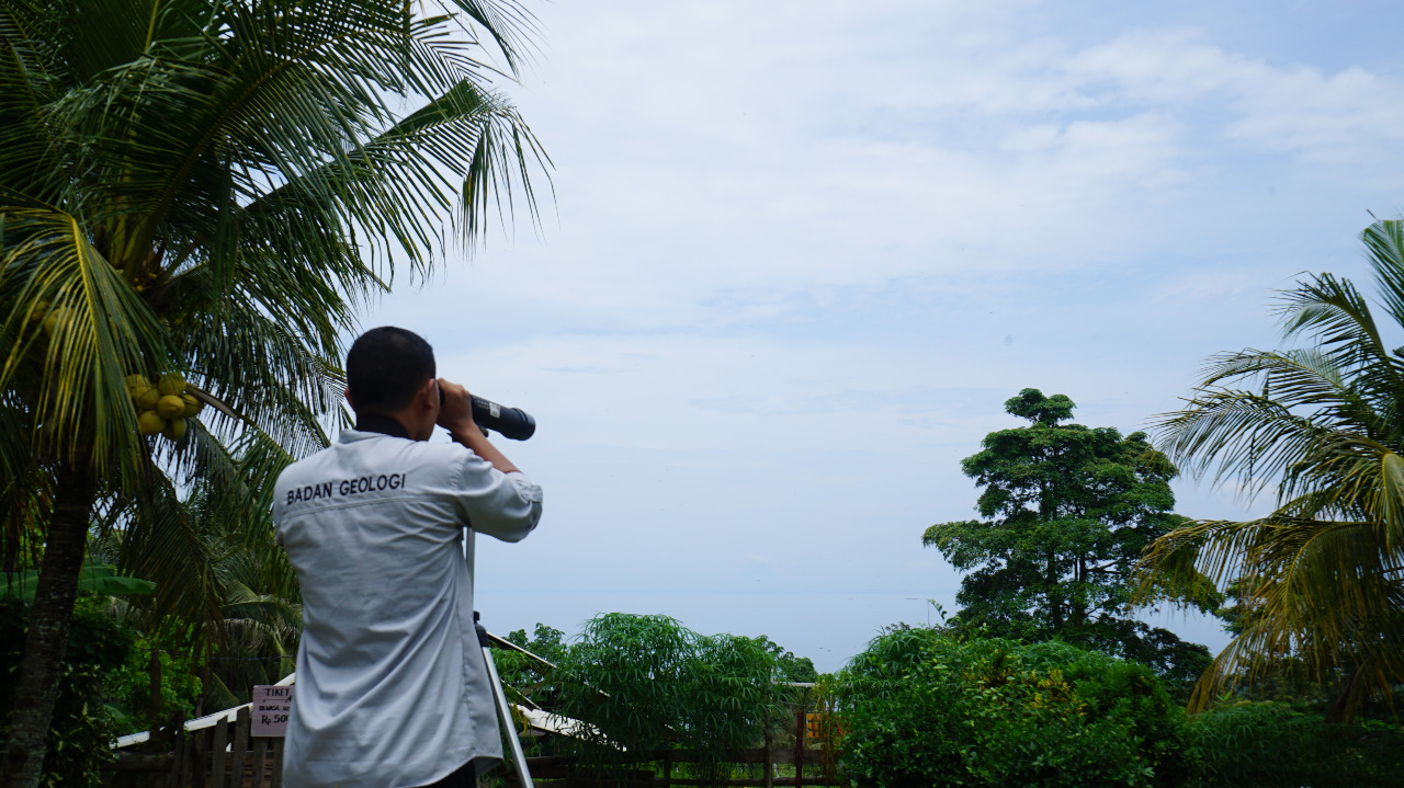 Pantau Gunung Api, Jalan Abdi Hendra Pada Negeri
