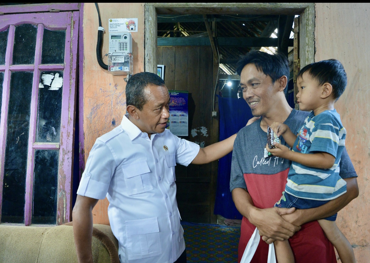 Pastikan Akses Merata, Menteri ESDM Tinjau Program Pemasangan Baru Listrik di Blora