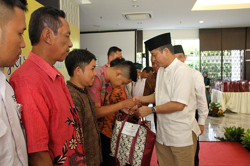 Pembagian sembako lebaran