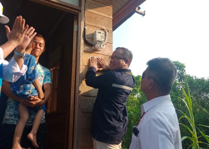 Pemerintah Pasang Listrik Gratis untuk 872 Rumah Tangga di Murung Raya  