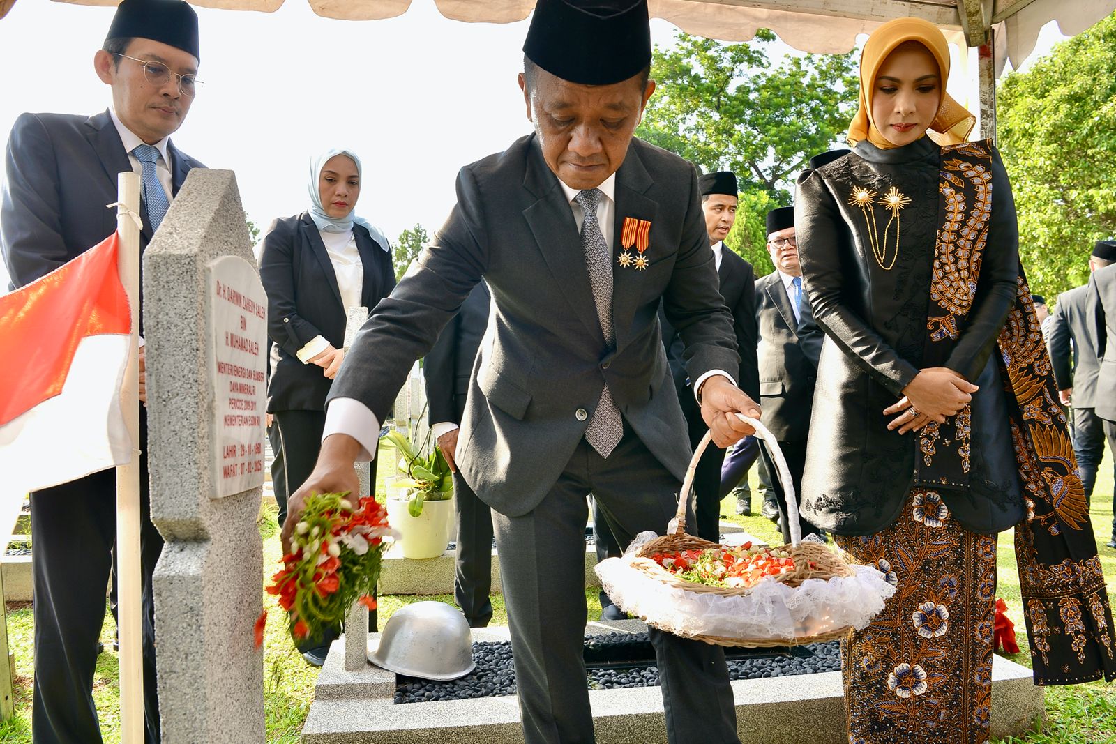 Peringati HUT Pertambangan dan Energi ke-80, Kementerian ESDM Gelar Upacara Tabur Bunga di Makam Pahlawan Energi