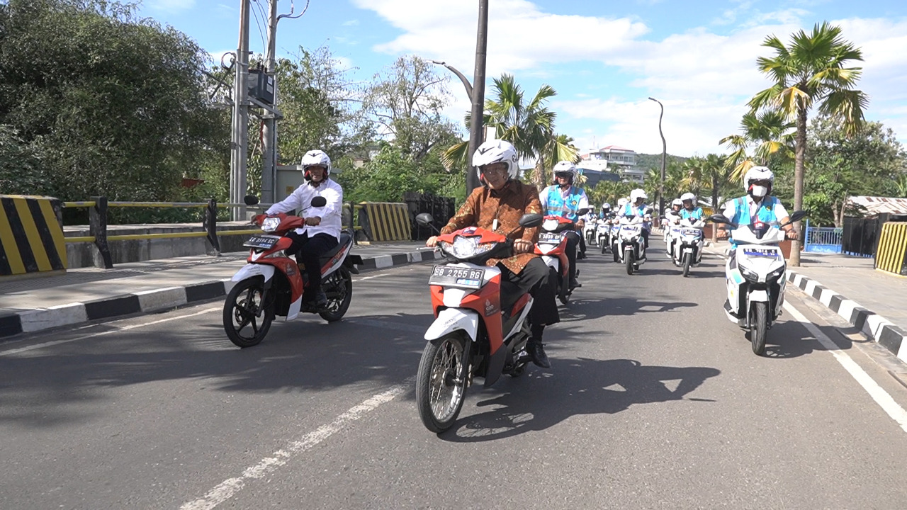 Pimpin Parade Motor Listrik di Labuan Bajo, Menteri ESDM Kampanyekan Energi Bersih