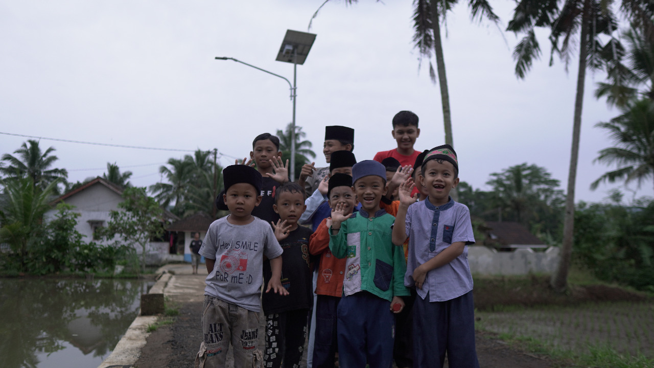 PJU-TS Datang, Kampung Pesantren Desa Sasagaran Sukabumi Kini Terang Benderang