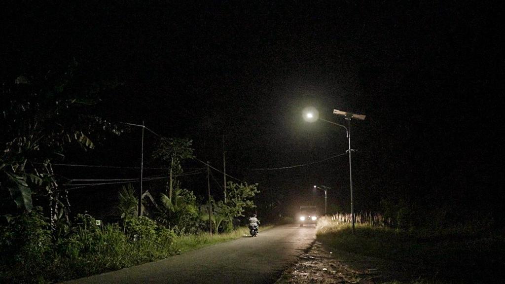 PJU-TS Terangi Jalanan Papua Barat: Su Andalan Sekali