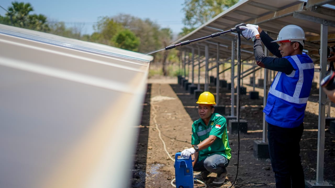 PLTS Ile Ape Hemat Pengeluaran PLN Hingga Rp 115 Juta per Bulan