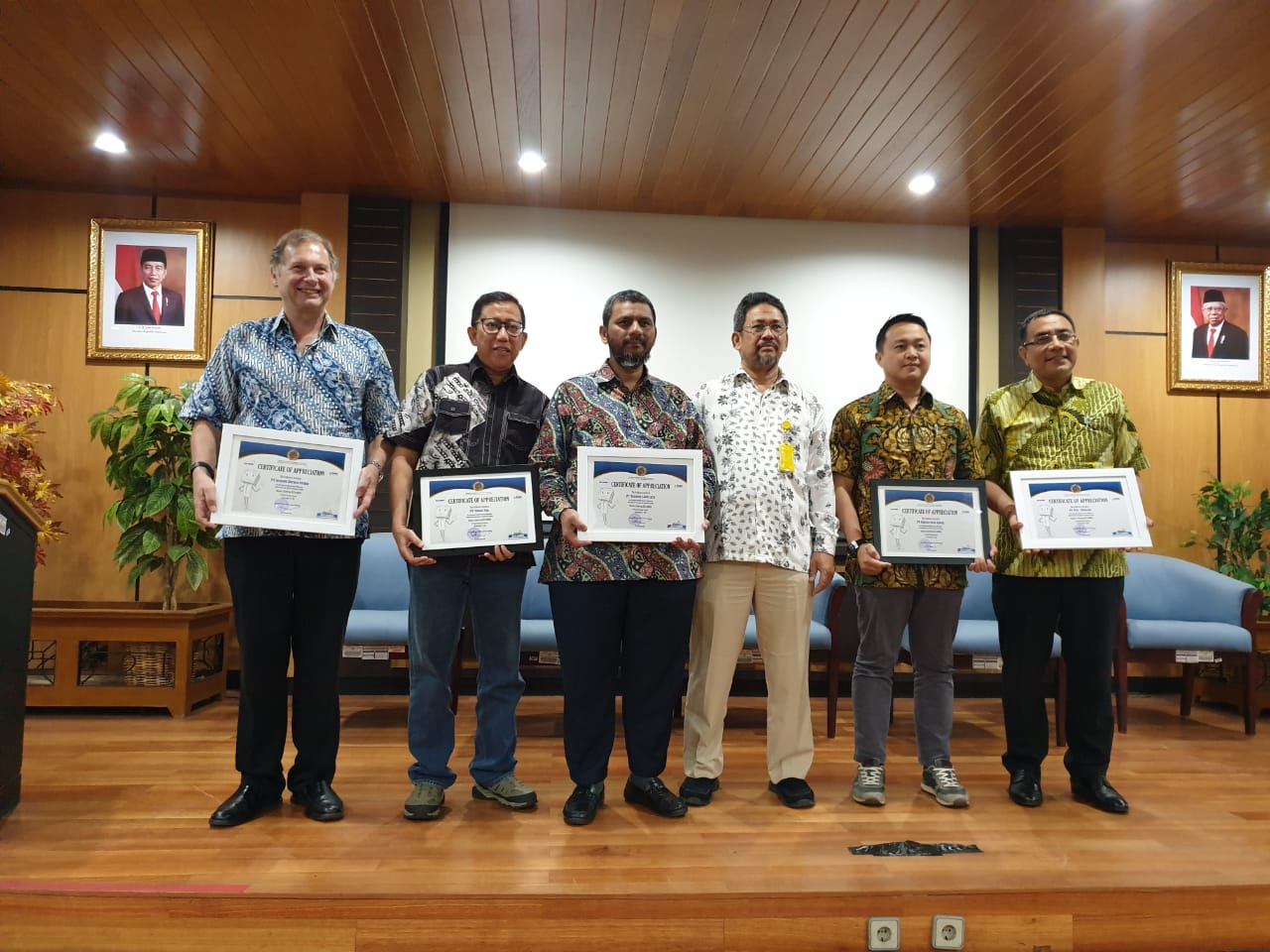 Puslitbang Tekmira Berikan Award Loyal Customer Kepada Lima Perusahaan