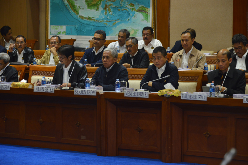 Raker dengan Komisi VII DPR, Menteri ESDM Usulkan Asumsi Makro RAPBN 2018