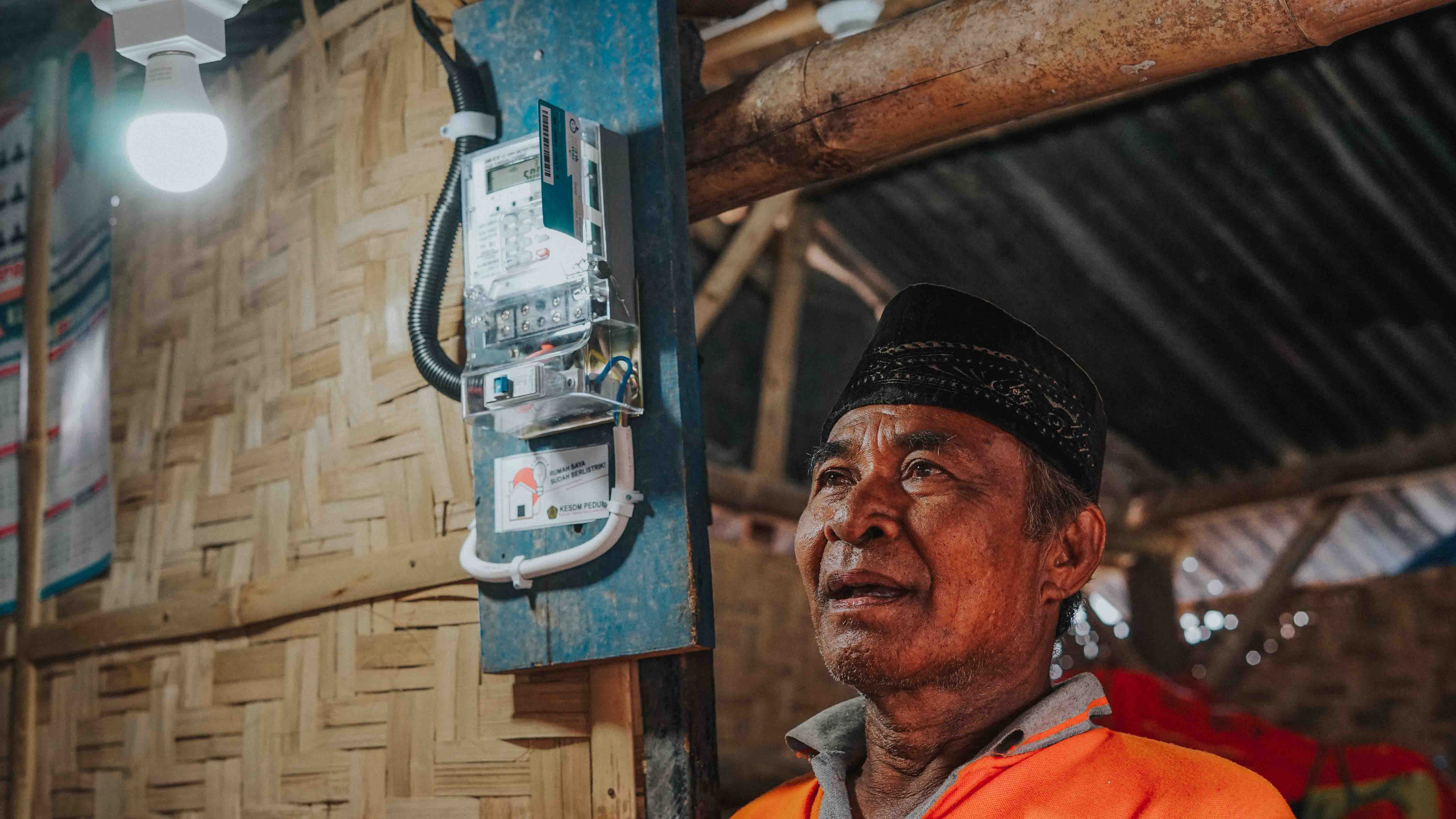 Rumah Tersambung Aliran Listrik, Kado Kemerdekaan Terindah untuk Badut 