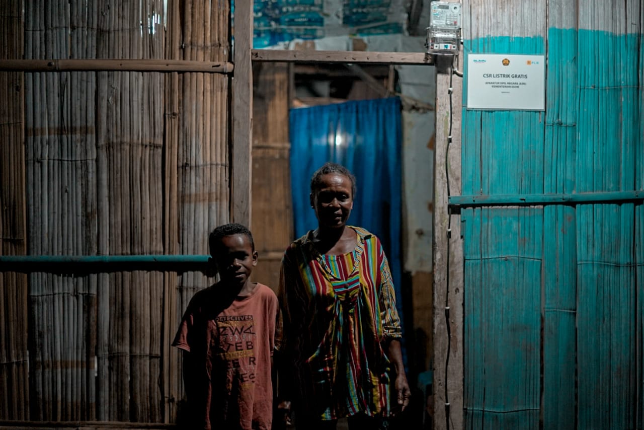 Sambungan Listrik Datang, Mama Merri Kini Bisa Baca Firman Tuhan di Waktu Malam