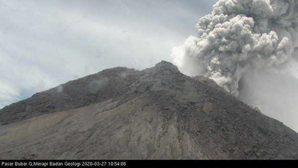 Gunung Merapi Semburkan Awan Panas, Masyarakat Diimbau Tenang dan Patuhi Arahan