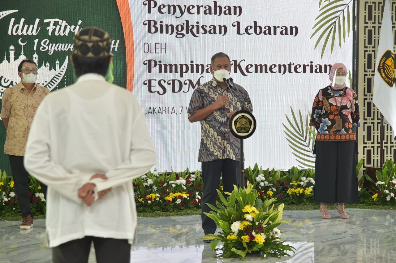 Serahkan Bingkisan Lebaran Untuk Pegawai yang Membutuhkan, Sekjen ESDM: Kewajiban Muslim yang Mampu