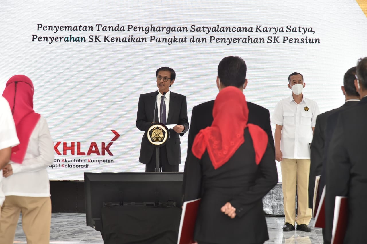Serahkan SK Kenaikan Pangkat, Sekjen Rida Minta ASN Bekerja CECEP dan BerAKHLAK