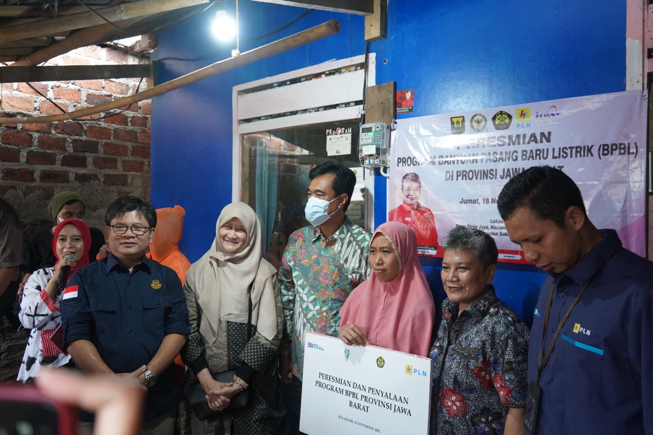 Seribu Lebih Rumah Tangga di Sukabumi Terima Bantuan Sambungan Listrik Gratis