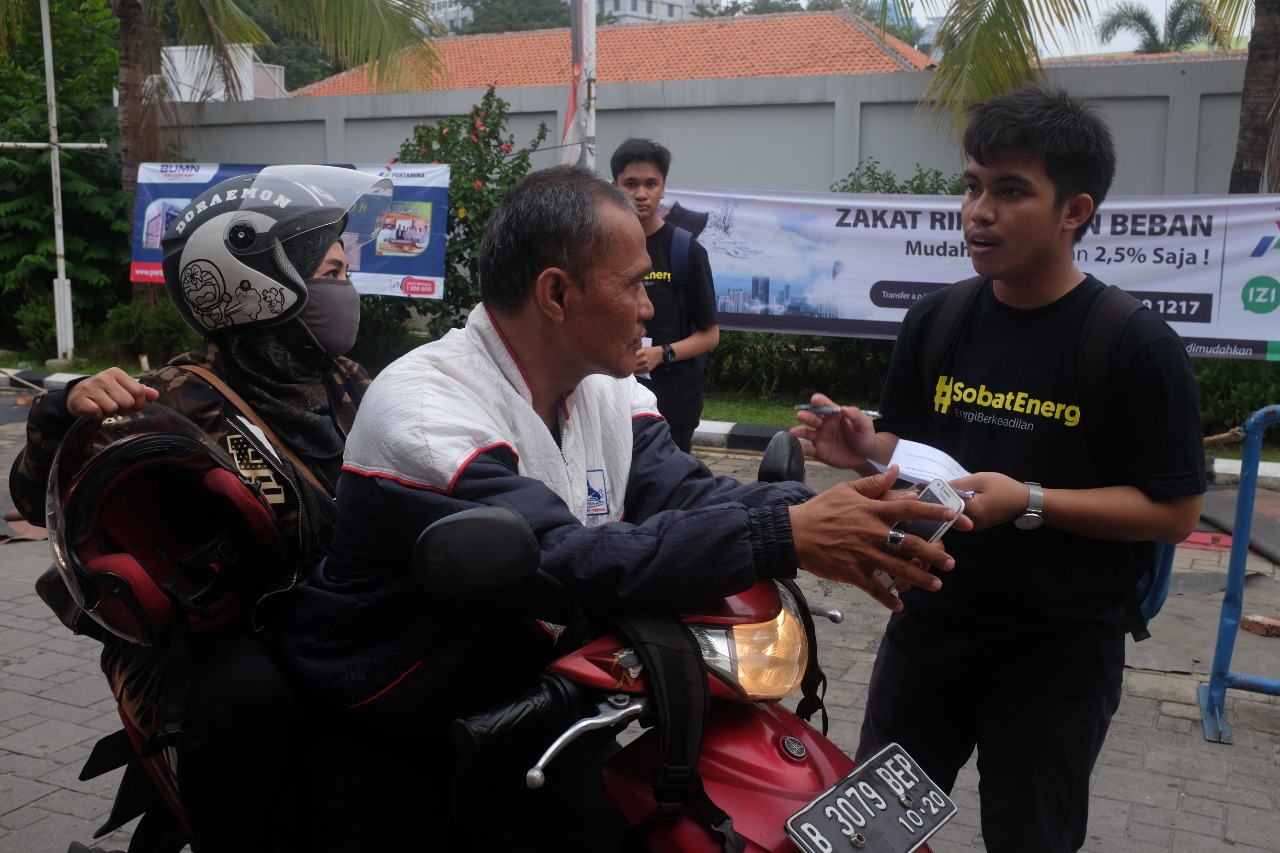 Sosialisasi B20, Sobat Energi Berbagi Takjil di SPBU