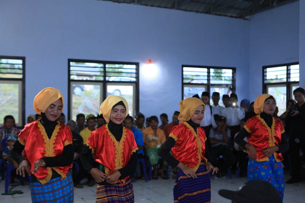 Syukuran Ala Warga Sori Tatanga yang Kini Terang di Kala Malam