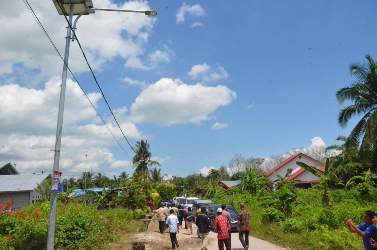 Terangi Jalan di Kaltim, Kementerian ESDM Pasang 325 Lampu Jalan Tenaga Surya