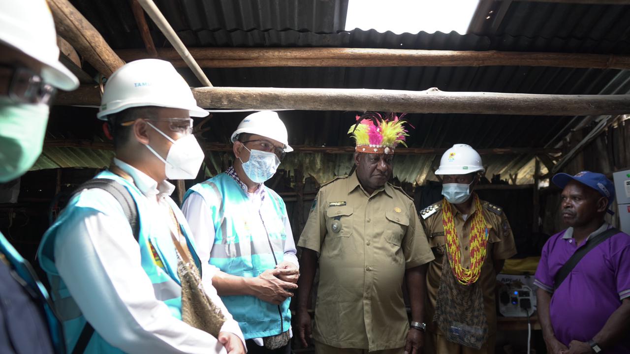 Terangi Warga Belum Berlistrik, SPEL dan APDAL Hadir di Pedalaman Papua dan Papua Barat