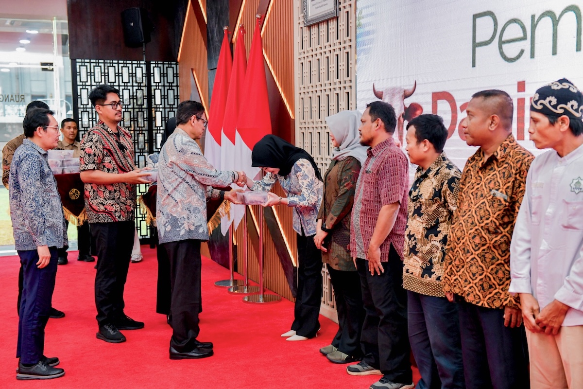 Teruskan Tradisi Baik, Wamen ESDM Serahkan Daging Kurban