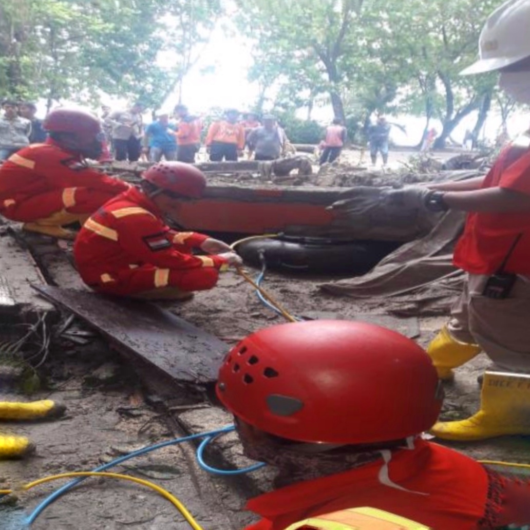 Tim Siaga Bencana Kementerian ESDM, Buka Akses Jalan dan Evakuasi Korban Tsunami Selat Sunda