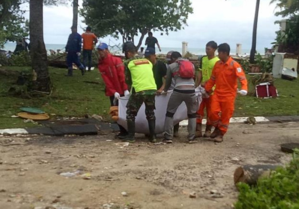 Tim Siaga Bencana Kementerian ESDM Evakuasi Korban Bencana Tsunami Selat Sunda