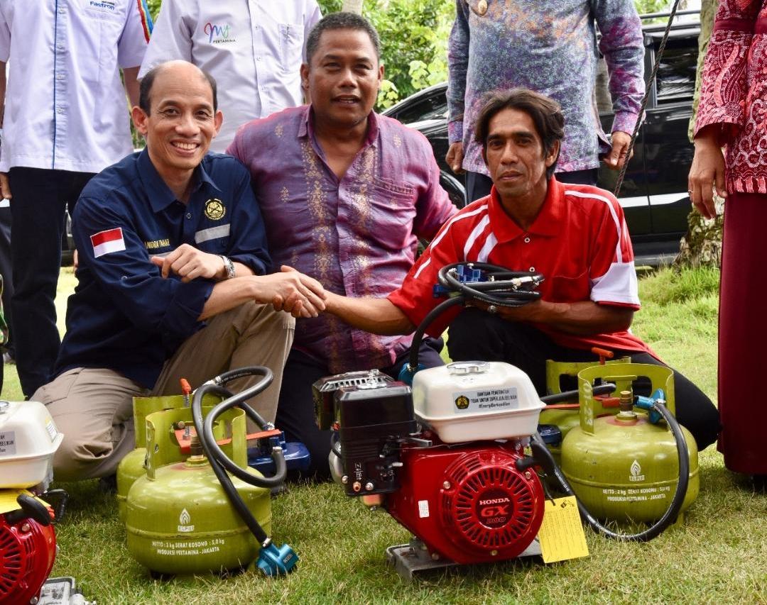 Tingkatkan Kesejahteraan Nelayan, Pemerintah Bagikan 585 Paket Konverter Kit di Pesisir Selatan