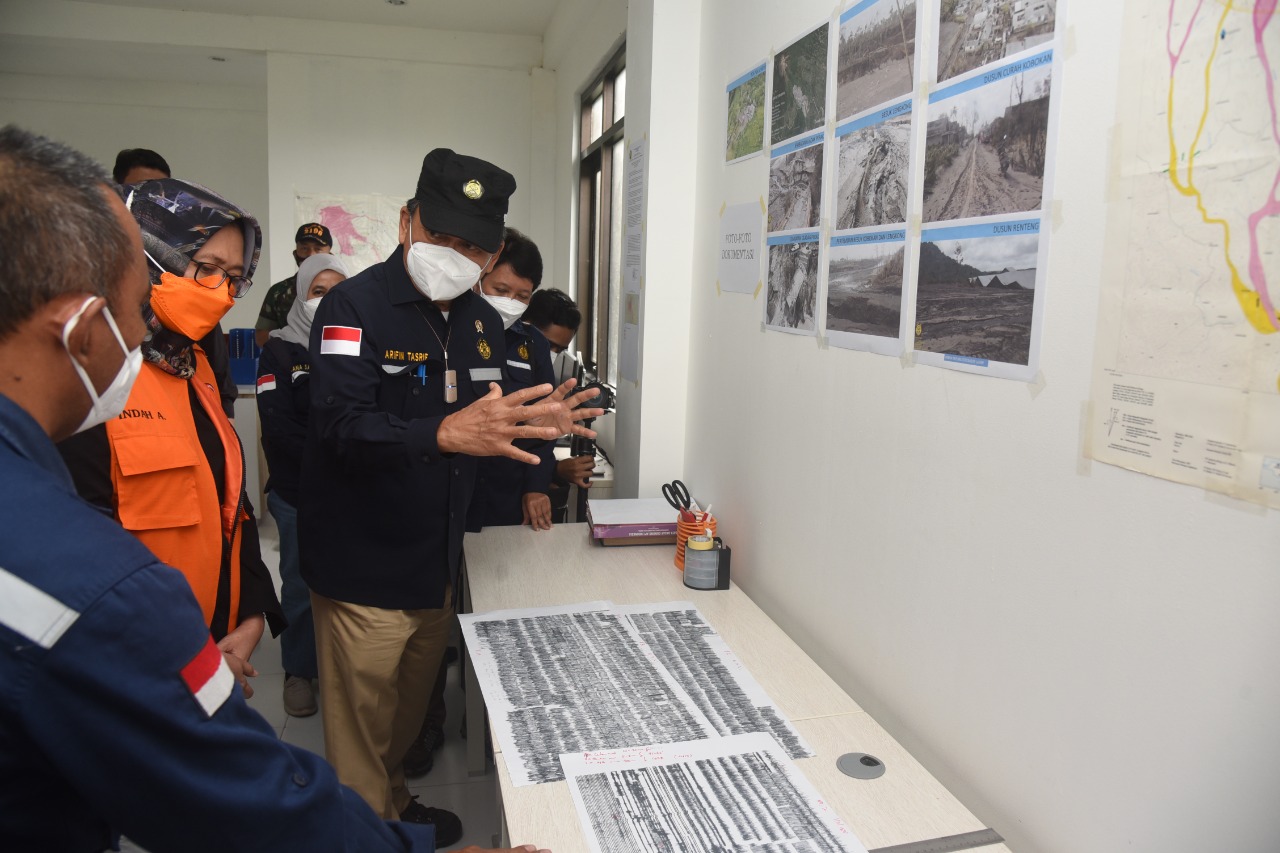 Tinjau Langsung Kenaikan Aktivitas Gunung Semeru, Menteri ESDM: Alat Pemantauan akan Dimodernisasi