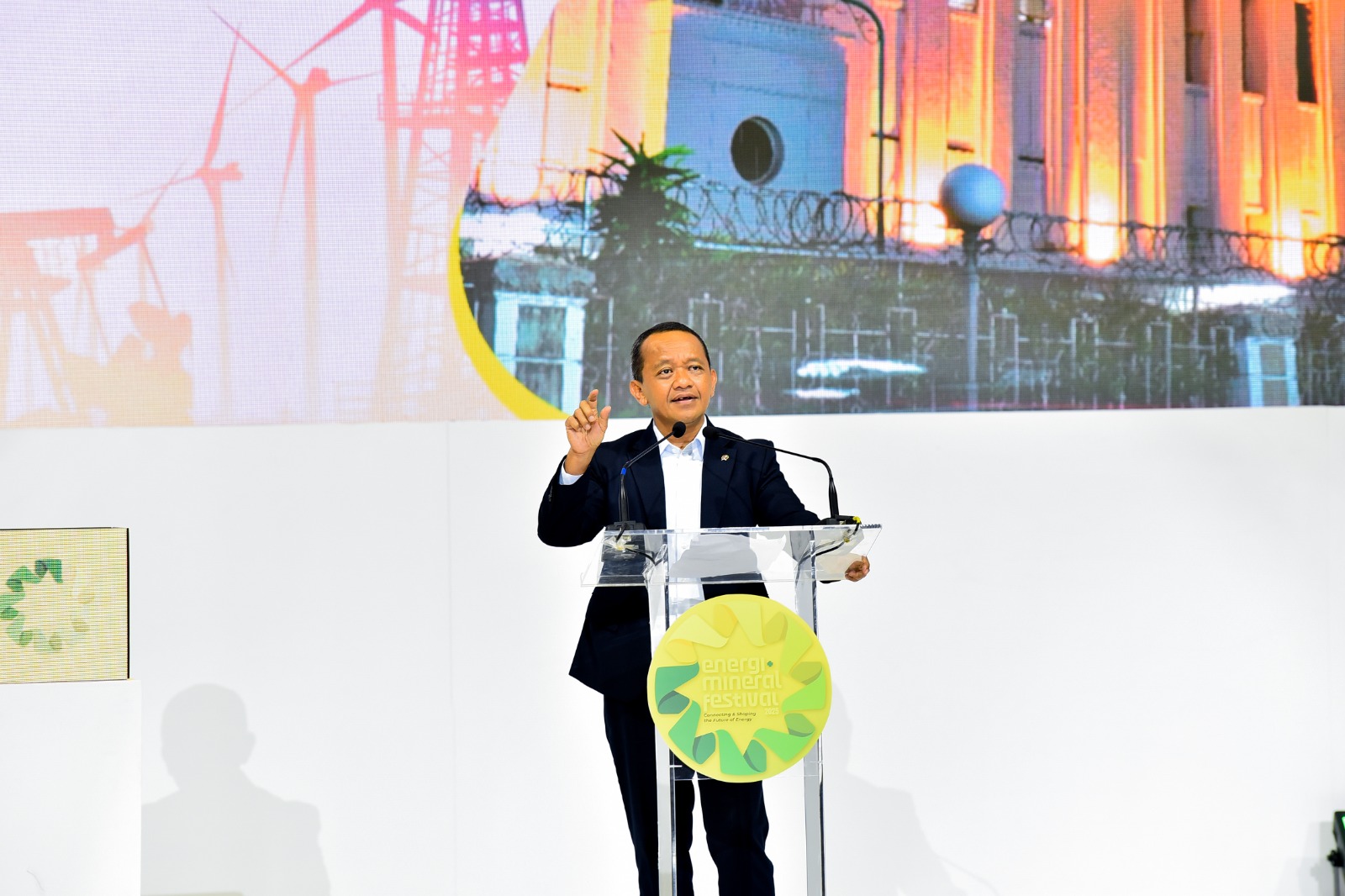 Tunjang Proses Edukasi Siswa, Bahlil Fokus Benahi Pemerataan Elektrifikasi