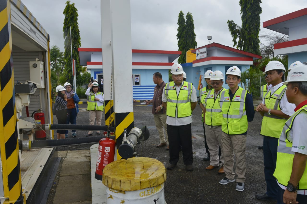 Wamen Arcandra Tinjau DPPU Labuan Bajo dan Resmikan Lampu Jalan Tenaga Surya di NTT