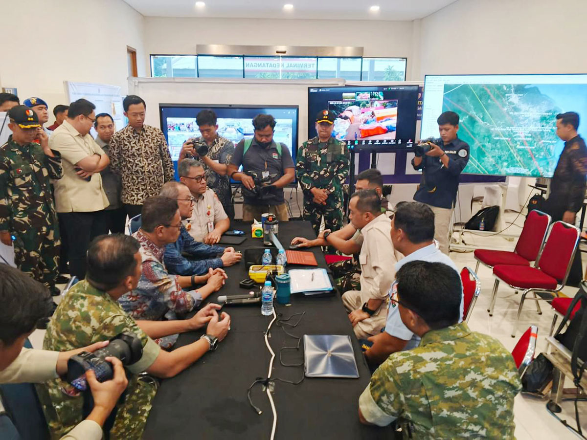 Wamen Yuliot Pantau Pengiriman Bantuan Logistik bagi Korban Bencana