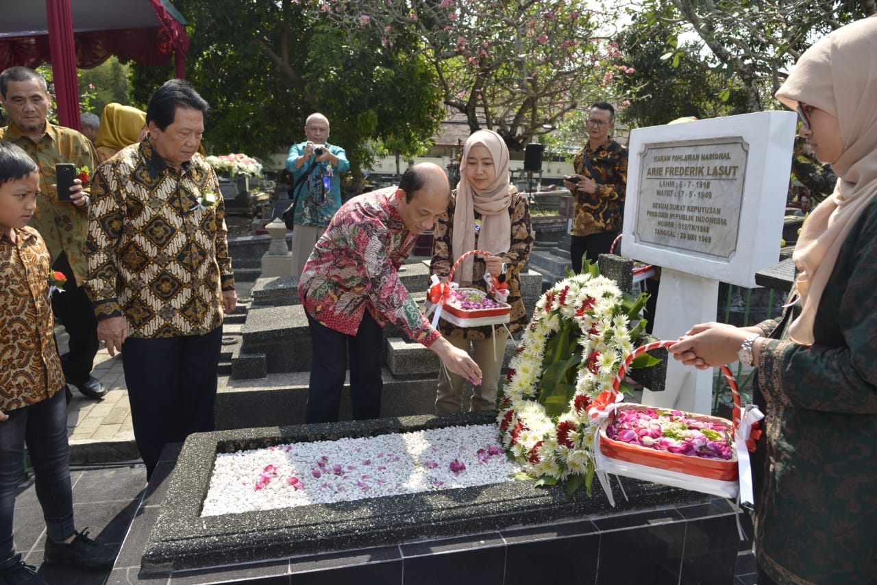 Ziarah Makam Lasut, Mengenang dan Meneruskan Asa Sang Pahlawan