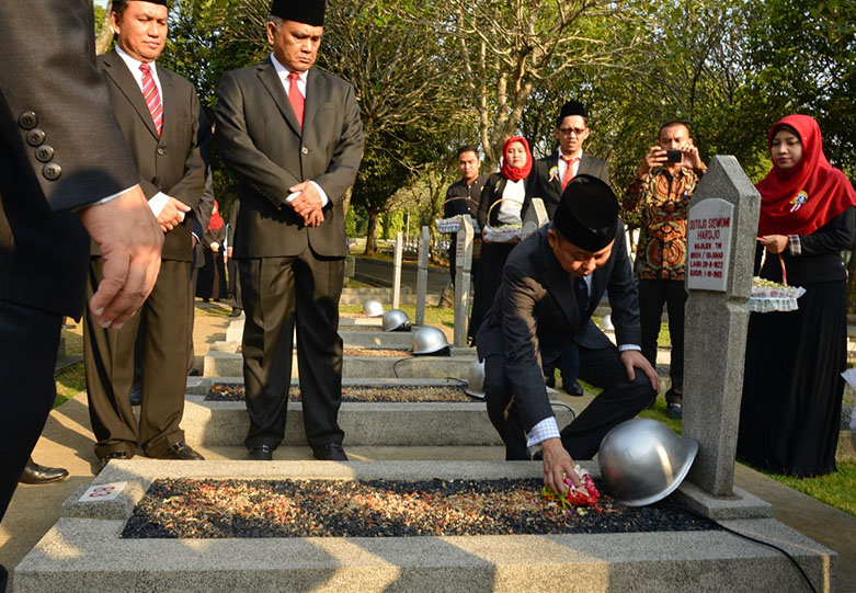 Ziarahi Makam Senior Menteri ESDM, Jonan: Kita Harus Bekerja Keras Untuk Negara dan Bangsa